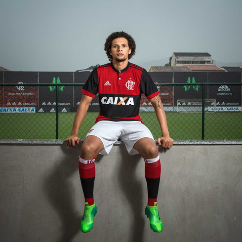 Maillot_de_foot_2017_2018_Flamengo_Domicile_(4)